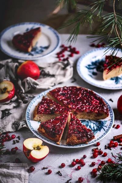 Hot Spiced Apple Cranberry Ginger Upside Cake Rustic Style Selective — стоковое фото