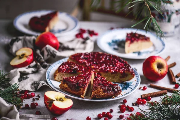 Hot Spiced Apple Cranberry Ginger Upside Cake Rustic Style Selective — стоковое фото