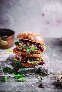 Plum soslu beş baharatlı ördek buğulama. Seçici odaklanma.