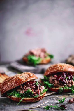 Plum soslu beş baharatlı ördek buğulama. Seçici odaklanma.