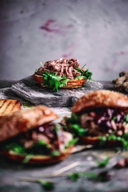 Plum soslu beş baharatlı ördek buğulama. Seçici odaklanma.