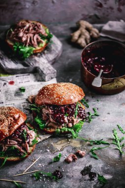 Plum soslu beş baharatlı ördek buğulama. Seçici odaklanma.