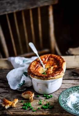 Sebze ve tavşanlı turta. Tarz rustik. Seçici odaklanma.