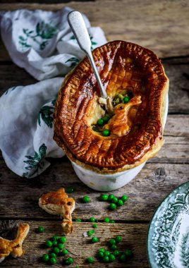 Sebze ve tavşanlı turta. Tarz rustik. Seçici odaklanma.