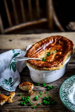 Sebze ve tavşanlı turta. Tarz rustik. Seçici odaklanma.