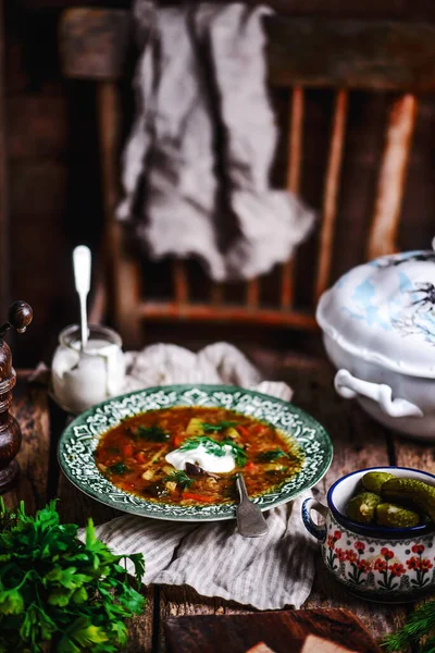 ラソルニク 漬物付き伝統的なロシアのスープ スタイルの素朴な 選択的な焦点 — ストック写真