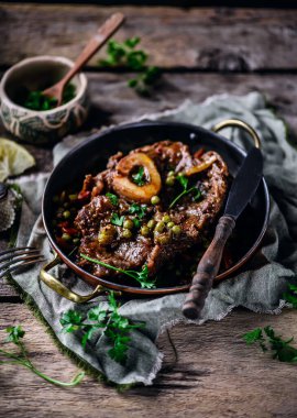 Yeşil köylü dana ossobucco. Seçici odaklanma. Tarz kırsal.