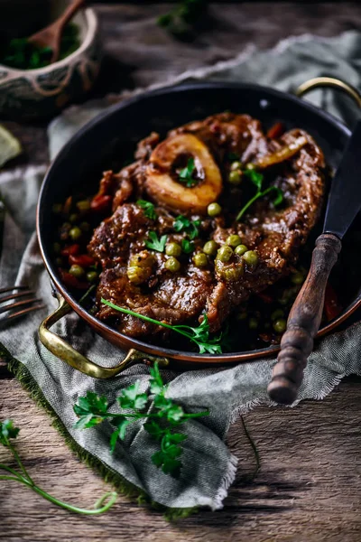 Cielęcina Ossobucco Zielonym Groszkiem Selektywne Focus Style Rustykalnym — Zdjęcie stockowe