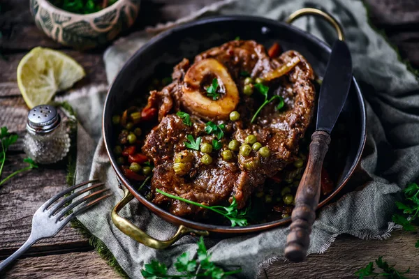 Vitela Ossobucco Com Peas Selective Focus Style Verde Rústico — Fotografia de Stock