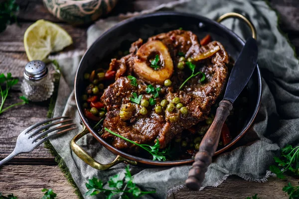 Telecí Ossobucco Zelenou Hruškou Selektivní Focus Style Rustikální — Stock fotografie