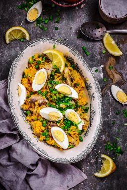 Tütsülenmiş uskumruyla Kedgeree. seçici odak