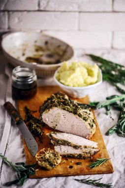 Pesto ve peynirli bir hindiden yuvarlan. Seçici odaklanma.