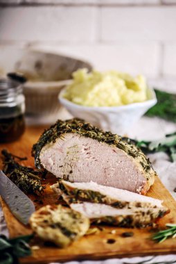 Pesto ve peynirli bir hindiden yuvarlan. Seçici odaklanma.