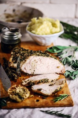 Pesto ve peynirli bir hindiden yuvarlan. Seçici odaklanma.