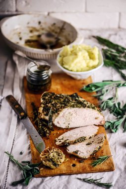 Pesto ve peynirli bir hindiden yuvarlan. Seçici odaklanma.