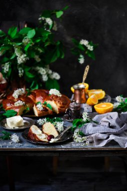 Yunan Paskalya ekmeği Tsoureki... geleneksel paskalya pastaları. seçici odak