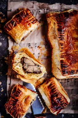 Tavuk ciğeri puf böreği eller turta. style rustic .selektif odak