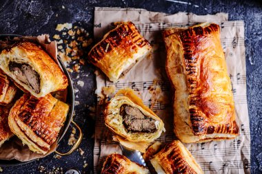 Tavuk ciğeri puf böreği eller turta. style rustic .selektif odak