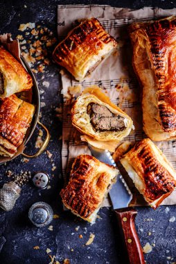 Tavuk ciğeri puf böreği eller turta. style rustic .selektif odak