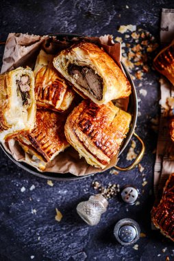 Tavuk ciğeri puf böreği eller turta. style rustic .selektif odak