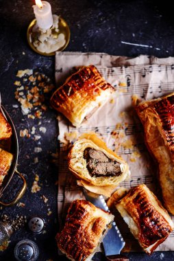 Tavuk ciğeri puf böreği eller turta. style rustic .selektif odak