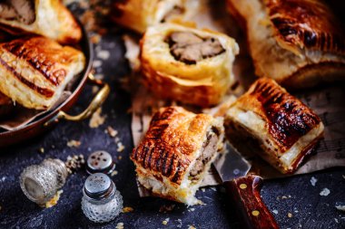 Tavuk ciğeri puf böreği eller turta. style rustic .selektif odak