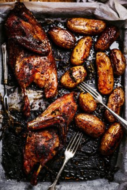 Patatesli kızarmış ördek.. stil vintage.Seçici odaklanma