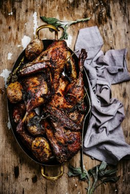 Patatesli kızarmış ördek.. stil vintage.Seçici odaklanma