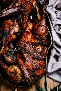 Patatesli kızarmış ördek.. stil vintage.Seçici odaklanma