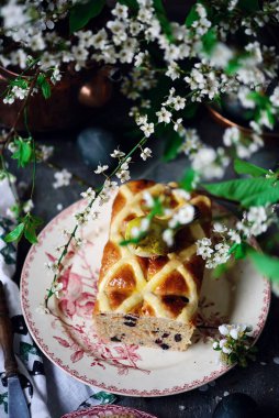 Sıcak haçlı çörek... geleneksel paskalya pastaları. seçici odak