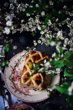 Sıcak haçlı çörek... geleneksel paskalya pastaları. seçici odak