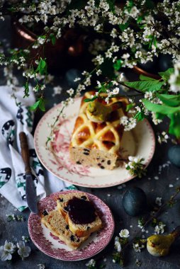 Sıcak haçlı çörek... geleneksel paskalya pastaları. seçici odak