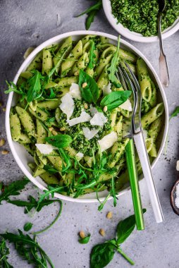 Yeşil fasulyeli makarna, patates ve pesto stil vintage.Seçici odak noktası