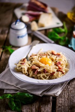 Tavşan ciğeri ve domates soslu makarna. Tarz rustik. Seçici odaklanma.