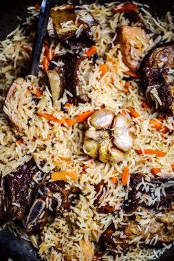 Kazanda sığır eti ve bıldırcın. Tarz kırsal. Seçici odak noktası