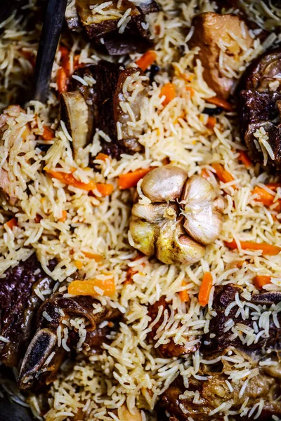 Pilaf Con Carne Res Membrillo Estilo Caldero Rústico Enfoque Selectivo —  Fotos de Stock