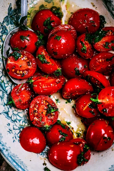 Toskańskie Steki Smażonymi Jajkami Pomidorami Wiśniowymi Style Rustic Selective Focus — Zdjęcie stockowe