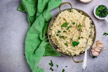 Sarımsaklı ve parmesanlı Alfredo makarna sosu.