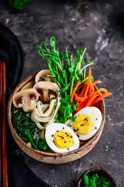 Sebzeli ramen çorbası... Tarz rustik. Seçici mahsul.