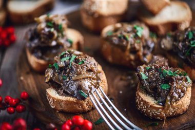 Tavşan ciğeri crostini iştah açıcı. Tarz rustik. Seçici odaklanma.