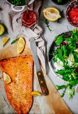 Greyfurt salatalı fırında somon. Stil sarılma. Seçici odaklanma.