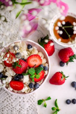 Süzme peynirli ve berili makarna. Tarz klasiği. Seçici odaklanma.