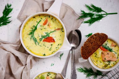 Fin somon çorbası lohinkeitto. En iyi bakış açısı. Seçici odaklanma.