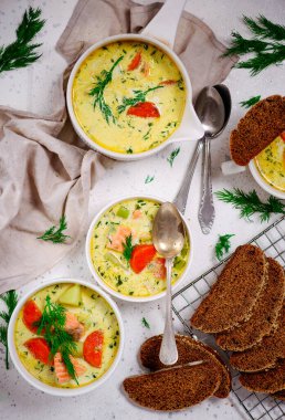 Fin somon çorbası lohinkeitto. En iyi bakış açısı. Seçici odaklanma.