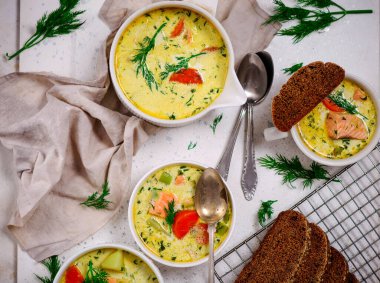 Fin somon çorbası lohinkeitto. En iyi bakış açısı. Seçici odaklanma.