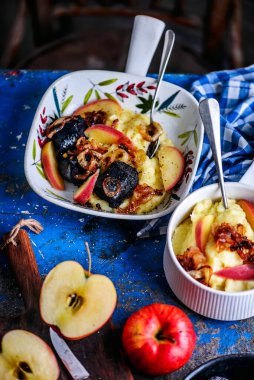 Kızarmış kan sosisi, patates püresi, elma ve kızarmış soğan.