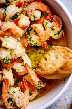 Beyaz tava manzaralı limonlu sarımsak ezmesi. Seçici odak noktası.