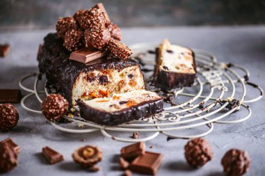 Çikolatalı Lviv peynirli kek. Tarz rustik. Seçici odaklanma.