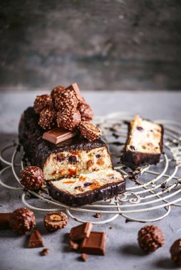 Çikolatalı Lviv peynirli kek. Tarz rustik. Seçici odaklanma.
