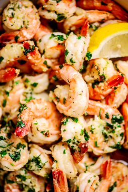 Beyaz tava manzaralı limonlu sarımsak ezmesi. Seçici odak noktası.